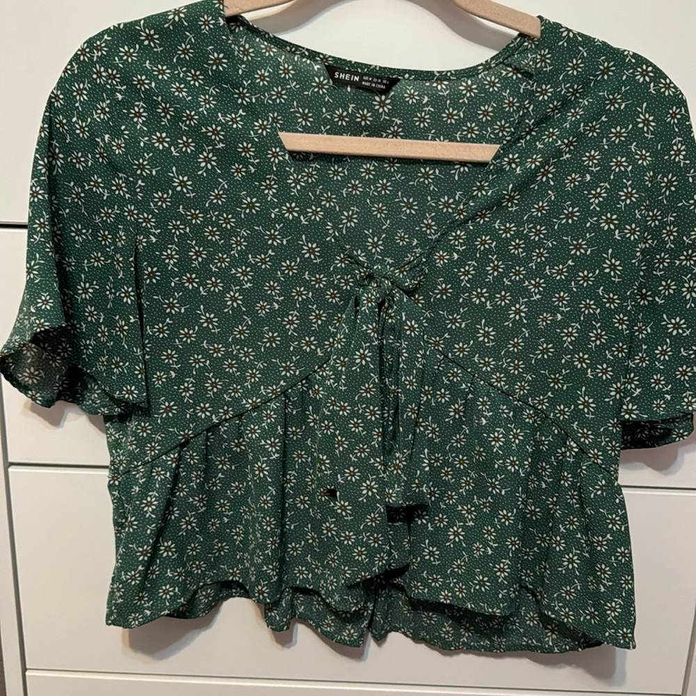 Cropped flowy green flower shirt